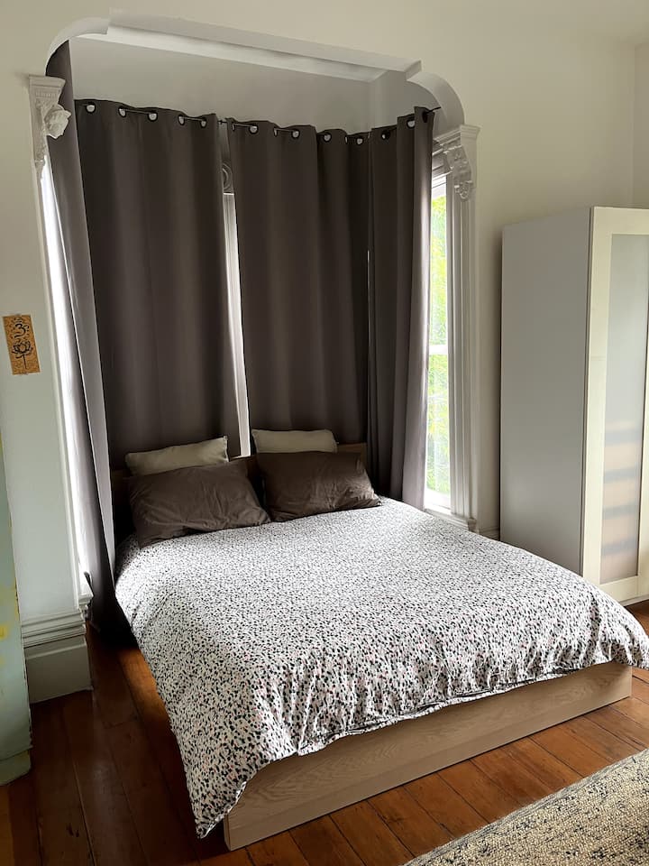 Pohodlná manželská posteľ veľkosti Queen 