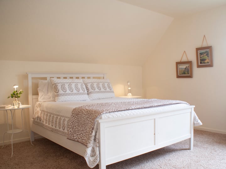 Მოკალათდით და წაიკითხეთ წიგნი საწოლში. 