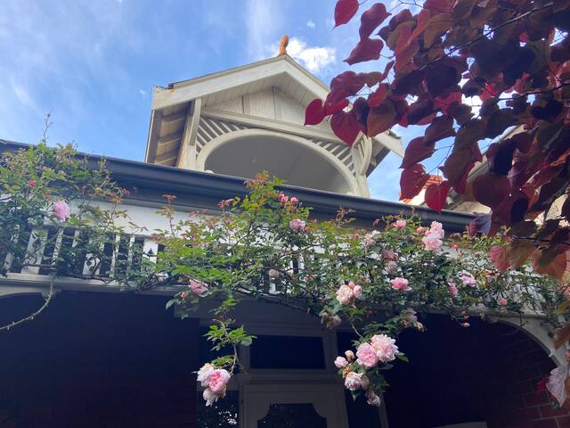 Large 5 bedroom house with beautiful garden gallery image 2