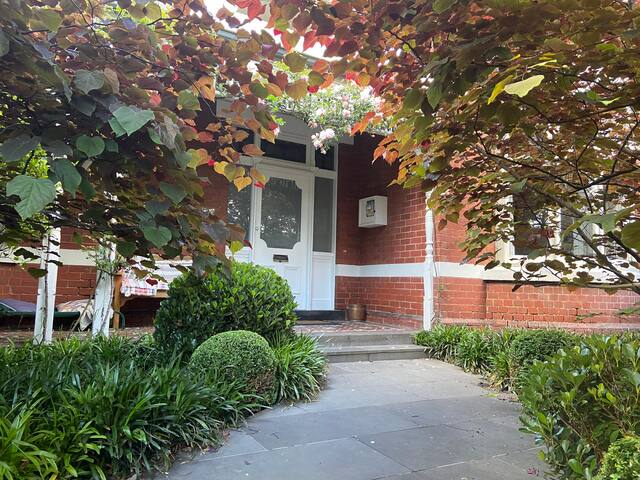 Large 5 bedroom house with beautiful garden gallery image 3