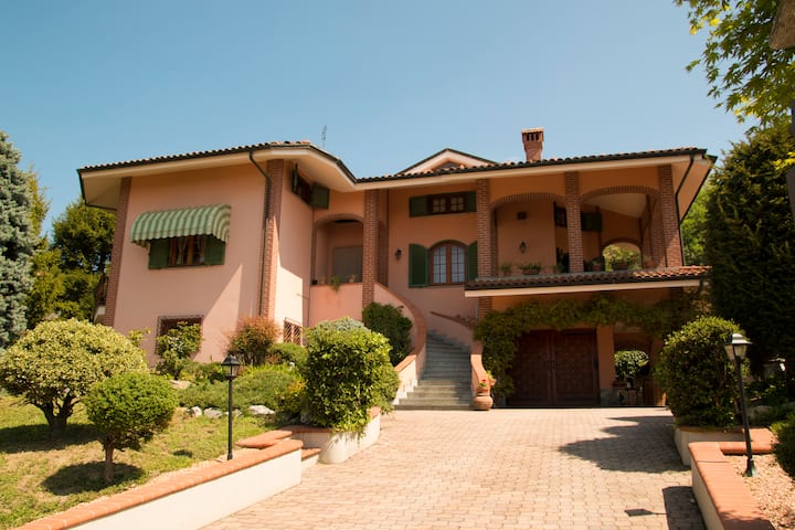 Villa in the heart of the Langhe