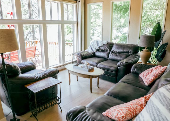 Enjoy your morning coffee, book, or conversation in our sitting room with beautiful lake and mountain views.