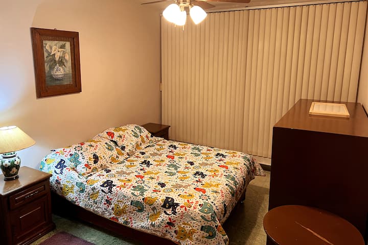 Image of bedroom number one. A master bedroom with a closet for two people.
- - -
Picture of bedroom number one. A double bedroom with closet for two people.
