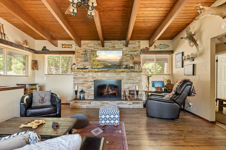 Lakeview Retreat • Games & Deck • Near Village - Lake Arrowhead, CA