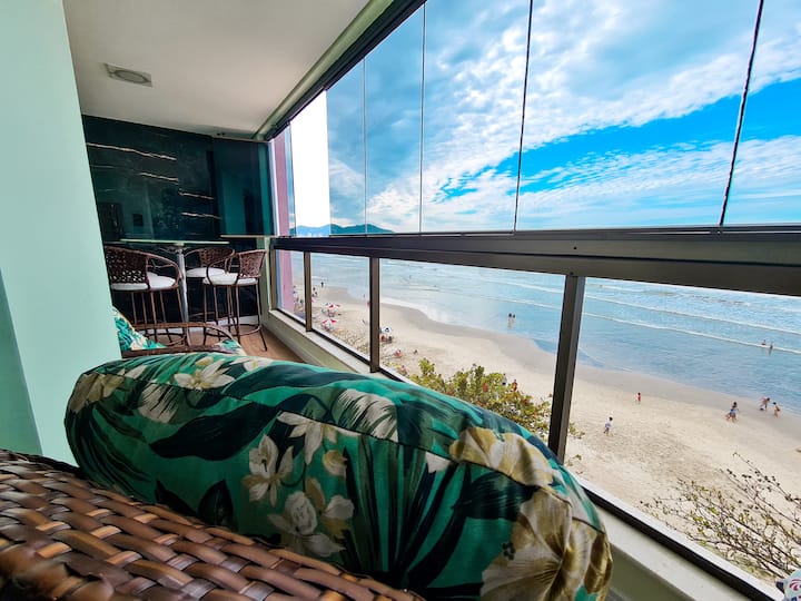 Green and Sea. Front facing the Meia Praia sea, Itapema