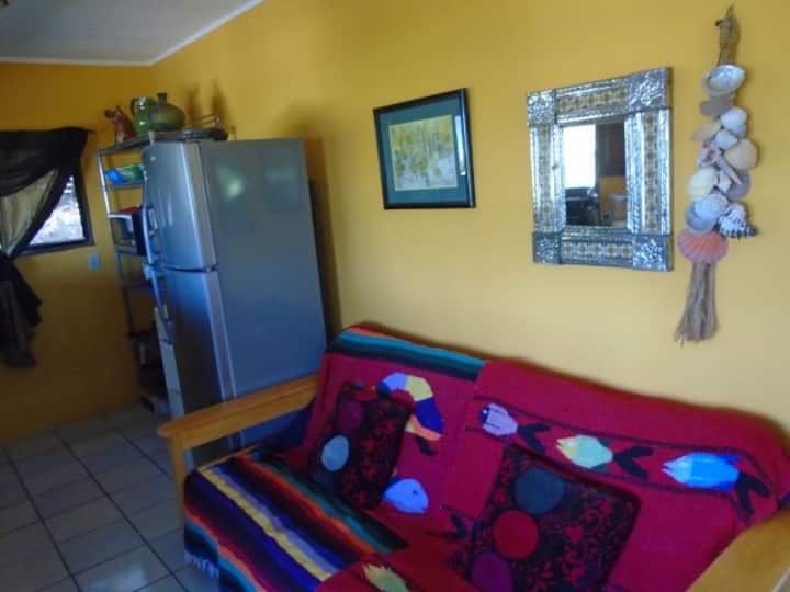 Ეს არის გასაშლელი დივანი უფრო დიდი ჯგუფებისთვის. Ჩვენ ასევე უზრუნველვყოფთ ჩვენს ახალ საწოლებს თქვენი მოთხოვნით.