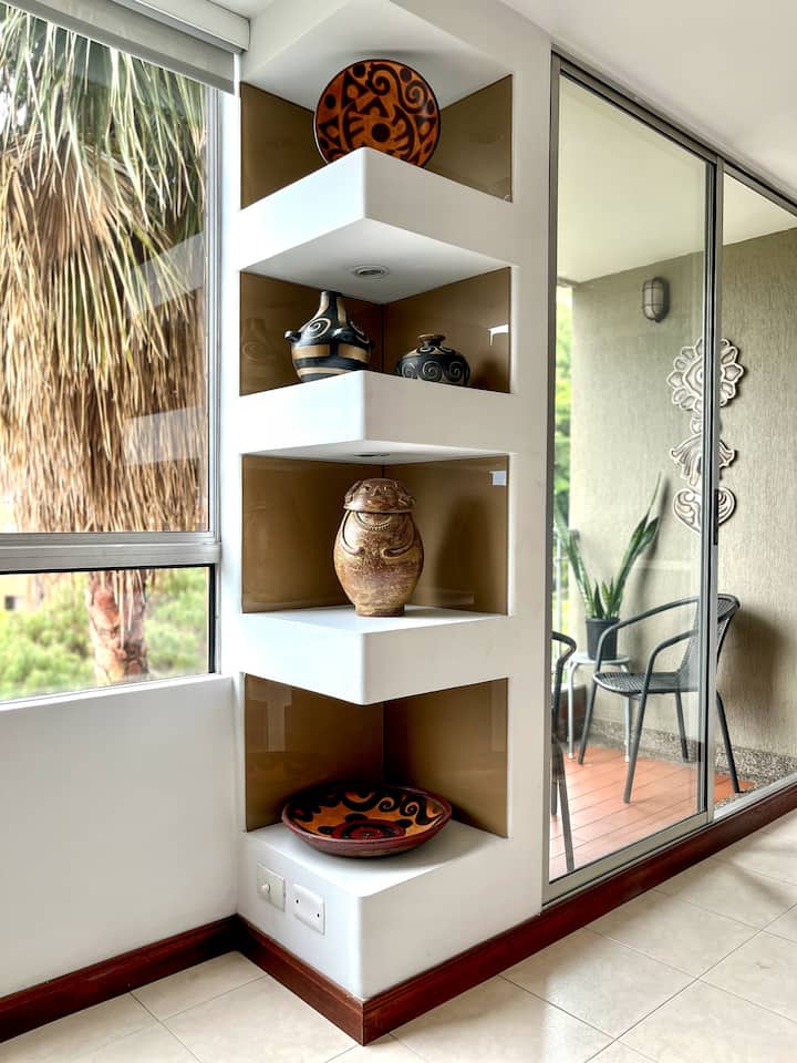 Nicho osvijetljen originalnim keramičkim komadima s predkolumbovskim motivima