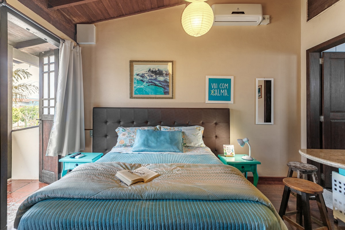 SUITE AZUL TEM: FRIGOBAR, CHALEIRA ELÉTRICA, LOUÇA P/ CAFÉ DA MANHÃ, VARANDA, TV DIGITAL 