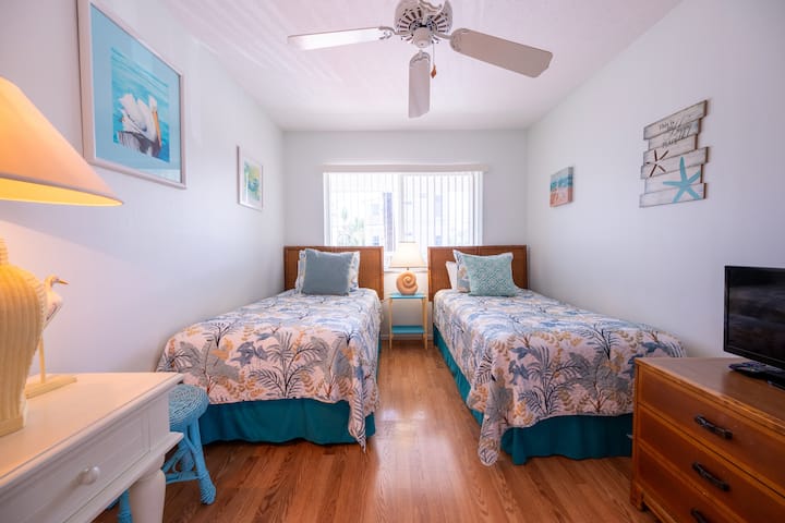 Dormitorio  2 con camas individuales O KING. Podemos convertir a los gemelos en una cama TAMAÑO KING. Cuéntanos cuál es tu preferencia 
Televisor ROKU de 20 pulgadas con aplicación Spectrum para canales locales