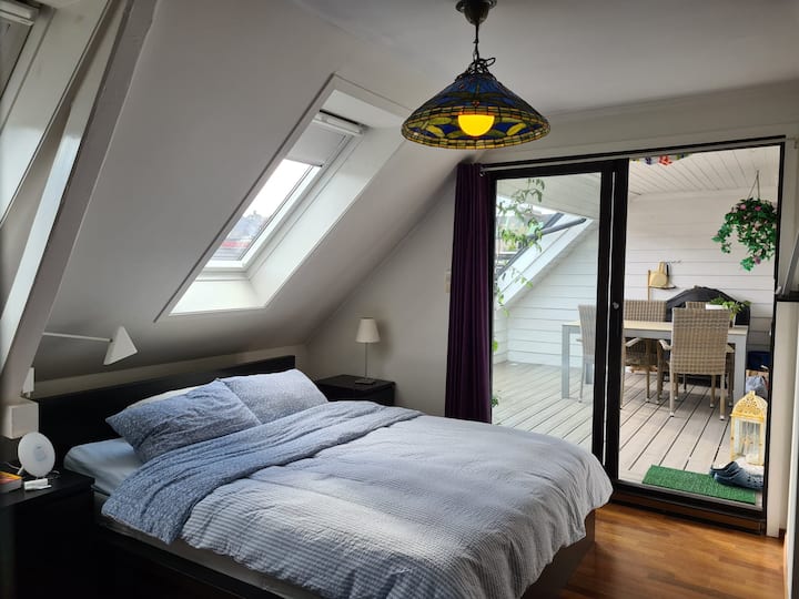 Glavna spavaća soba s bračnim krevetom od 160 cm.