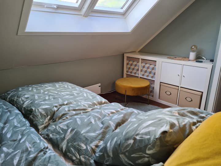 Spavaća soba s bračnim krevetom od 140 cm.