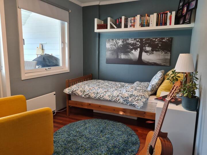 Spavaća soba s krevetom za jednu osobu od 90 cm.