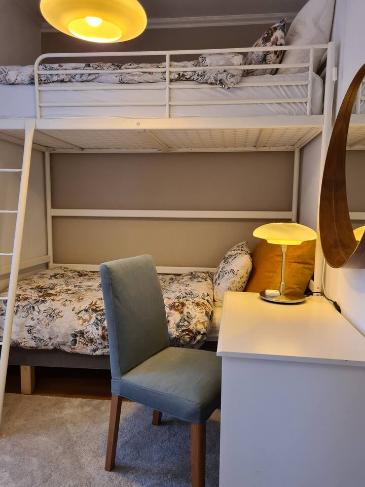 Spavaća soba na 3. katu s malim radnim stolom.