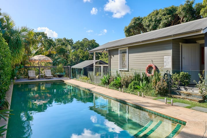 Keats Retreat - central, kitchen and  pool access.