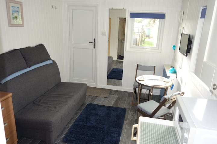 Sofa danju, krevet noću! Udoban kauč na razvlačenje. Podstavljeni mekani nadstrešnica, poplun veličine bračnog kreveta i sva posteljina