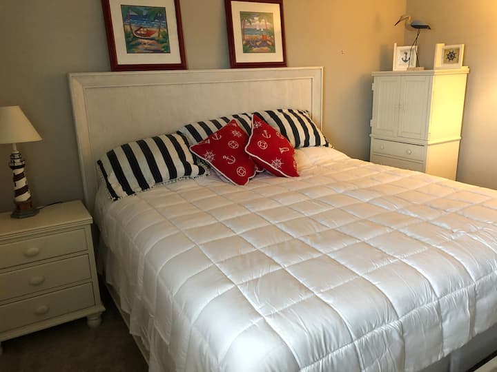 Spálňa pre hostí s úplne novou manželskou posteľou King od Ethana Allana.