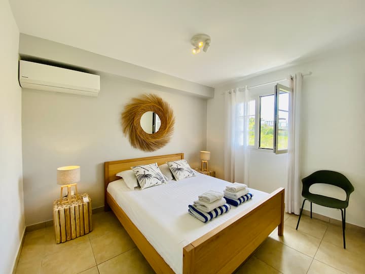 ห้องนอน 1 เครื่องปรับอากาศพร้อมเตียงขนาด 160 ซม. ตู้เสื้อผ้าขนาดใหญ่พร้อมตู้นิรภัย 
วิวภูเขาที่มองไม่เห็น