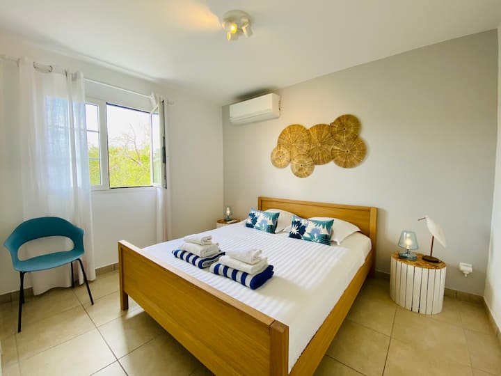 ห้องนอน 2 เครื่องปรับอากาศพร้อมเตียงขนาด 160 ซม. และตู้เสื้อผ้าขนาดใหญ่
วิวภูเขาที่มองไม่เห็น