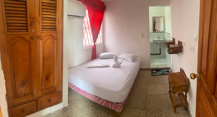 Chambre2 avec lit double, climatisation et placard