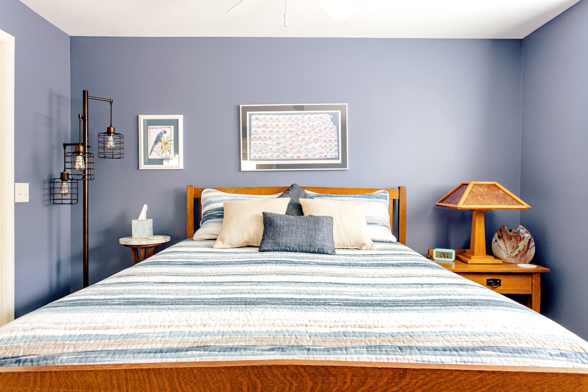 Útulná spálňa pre hostí na vás čaká na spodnom poschodí nášho domu. Má pohodlnú manželskú posteľ. 