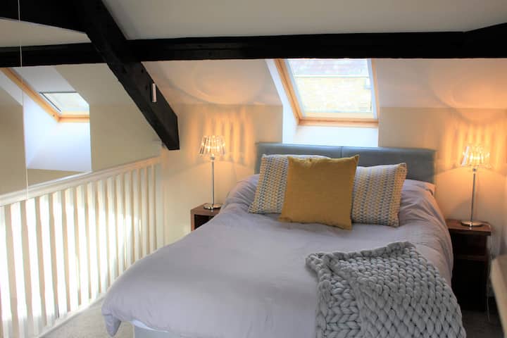 Chumba kizuri cha kulala cha mezzanine