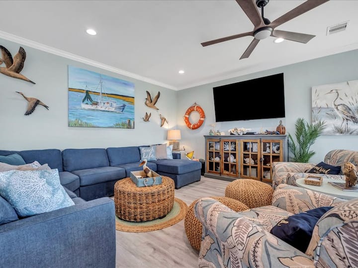 Second Wind Beach Retreat For 8 With Tiki Bar! - Crystal Beach