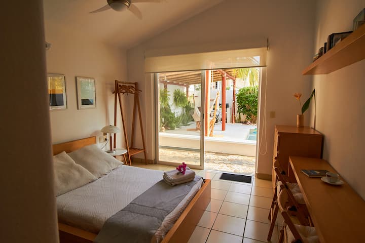 Საძინებელი 2 სამუშაო მაგიდით და წიგნების თაროთი