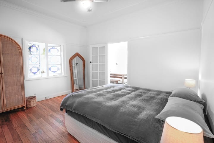 Chumba cha Bluu kiko katikati ya nyumba inayounganisha na barabara ya ukumbi, Chumba cha kulia na karibu na bafu kuu