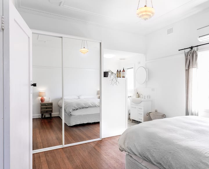 Master Bedroom na kujengwa katika WARDROBE, joto mwenyewe na baridi na ensuite binafsi