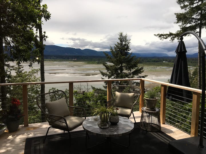 Treehouse Guest Suite on Cowichan Bay Guest suites for Rent in Duncan