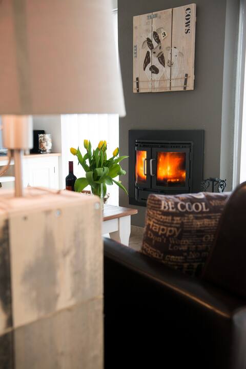 Top performing Airbnb: Cozy vacation home with fireplace in Den Burg
