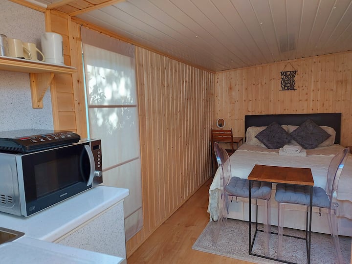 Pretty Studio with Private Entrance and balcony
