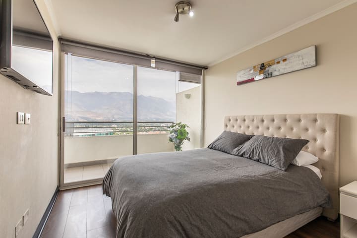 Ein Doppelbett, misst 200 cm x 150 cm.
Mit Kleiderschrank im Schlafzimmer