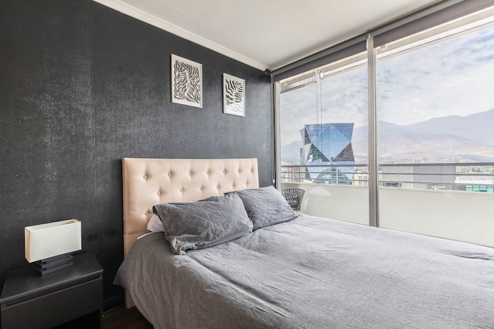 Ein Doppelbett, misst 200 cm x 150 cm.