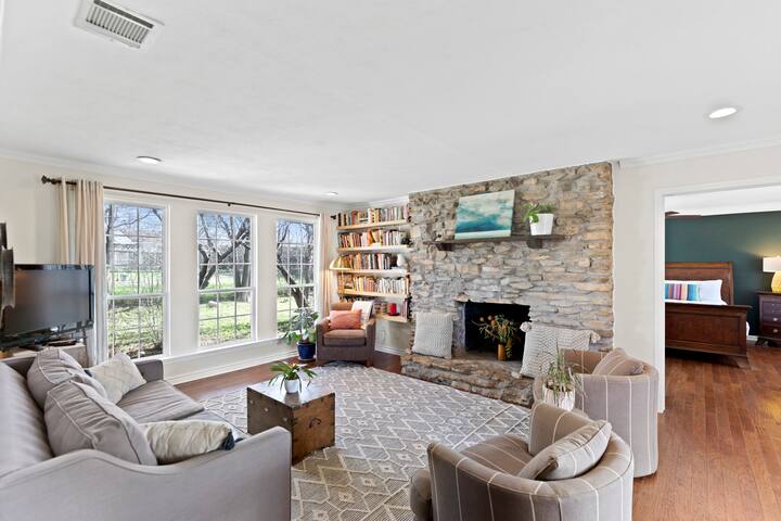 Light & Airy Central Austin Retreat!