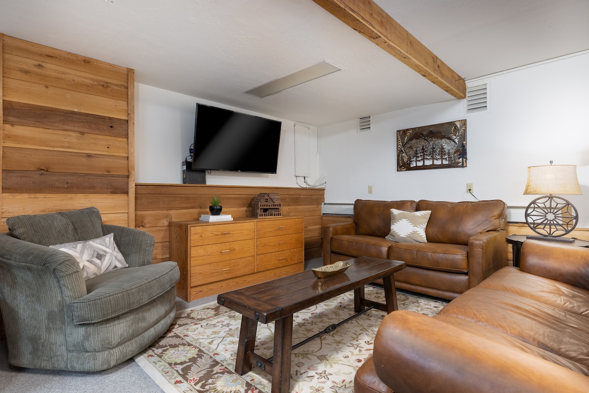 פינת ישיבה בחדר משחקים ואזור טלוויזיה