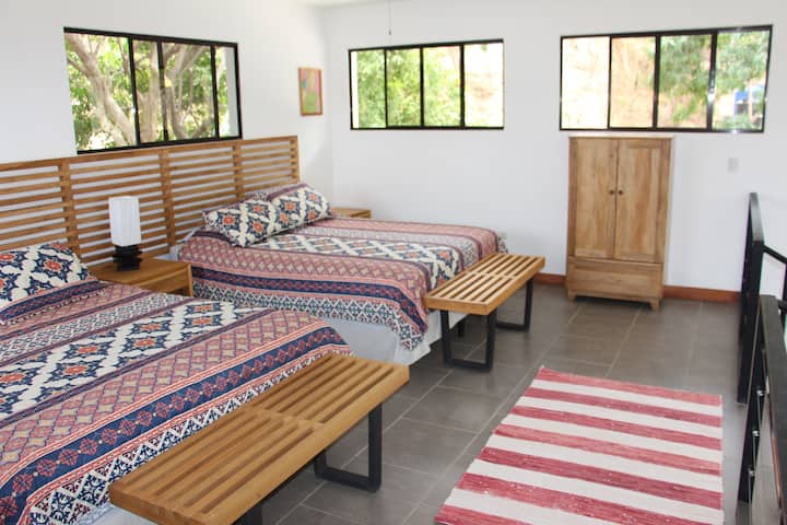 Ლოფტი საძინებელი 2 საწოლით 152 × 203 სმ და ცალკე სააბაზანო