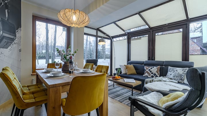 غرفة معيشة فسيحة مع منطقة لتناول الطعام