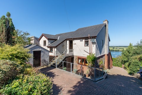 Family home, amazing views, Cinema Screen, Jacuzzi