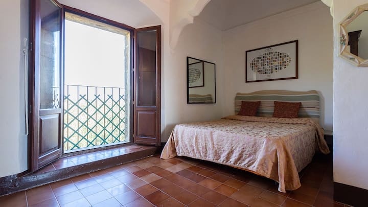Amplia habitación doble con aire acondicionado, vistas tranquilas al campo y auténtico encanto siciliano.