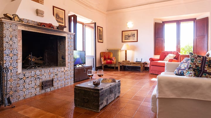 Cómoda sala con chimenea, Smart TV y detalles tradicionales, perfecta para noches tranquilas en casa.