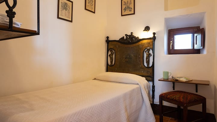 Encantadora habitación individual con muebles tradicionales, ideal para estancias de niños, amigos o familiares.