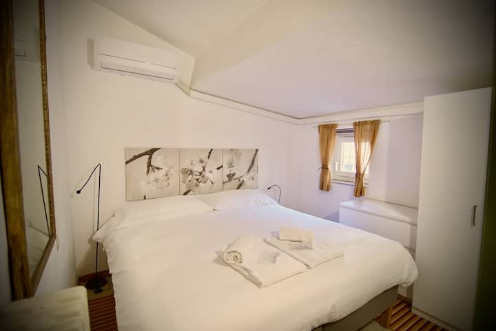 dhoma e parë e gjumit ke disa hapa për të hyrë brenda 