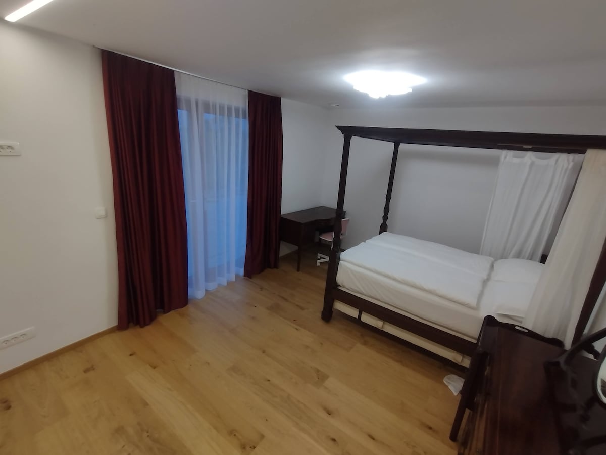 Spálňa 3, „izba s princeznou“ so starožitnou posteľou s nebesami. Má balkónové dvere vedúce do záhrady. 