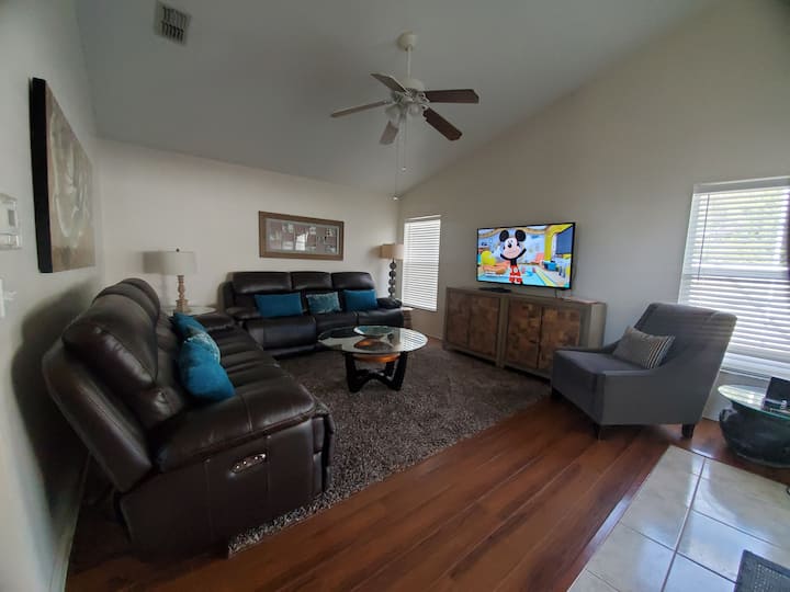 Hidden Treasure -Beautiful Pool Home - Sleeps 6