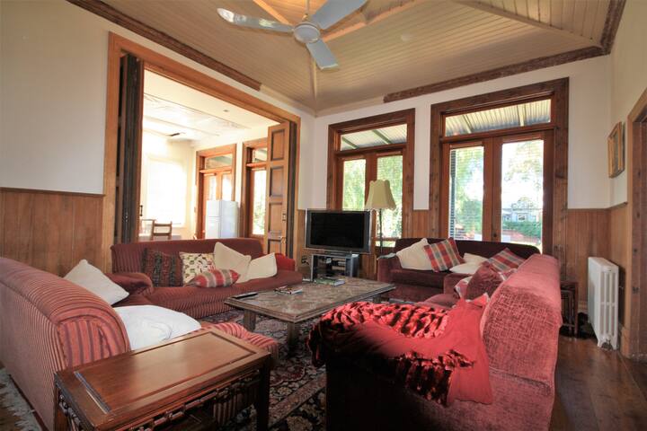 Stay in a Mansion in Yarraville with parking gallery image 3