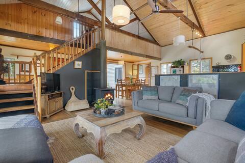 Private Waterfront Home 4-BR  for Family & Friends