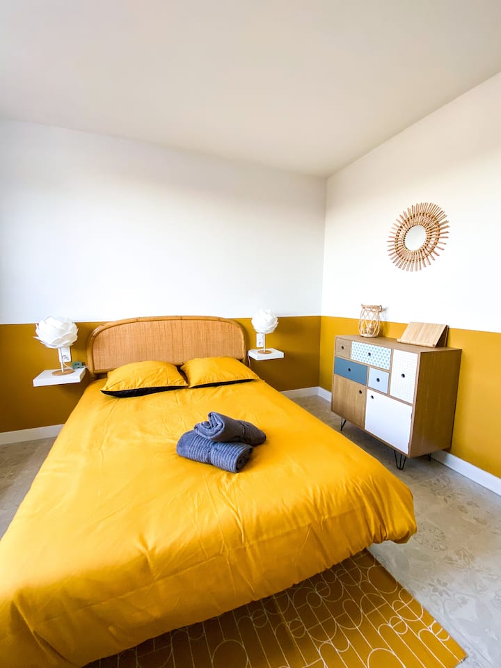 Spavaća soba s krevetom 140x190 + radni stol