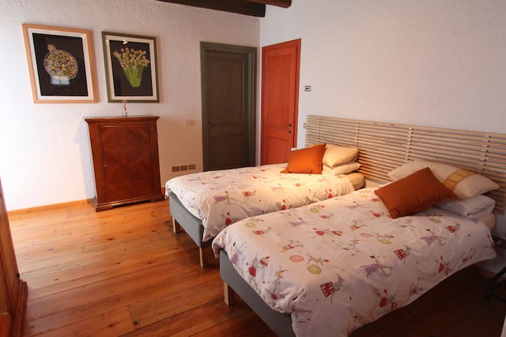 habitación con cama individual o doble bajo solicitud