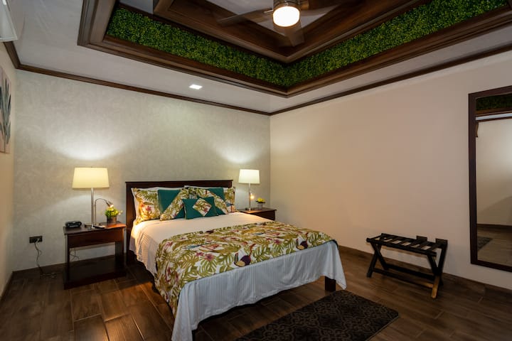 Dormitorio 1: cama tamaño queen y aire acondicionado.